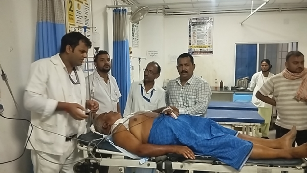 घायल का इलाज करते स्वास्थ्यकर्मी