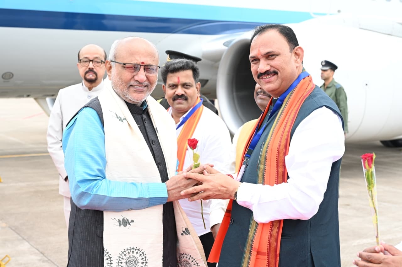 उपराष्ट्रपति का स्वागत करते प्रदेश के स्वास्थ्य मंत्री श्याम बिहारी जायसवाल