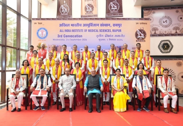 उपराष्ट्रपति ने विभिन्न संकायों के मेधावी छात्र-छात्राओं को उनकी उत्कृष्ट शैक्षणिक उपलब्धियों के लिए स्वर्ण पदक और प्रमाण पत्र प्रदान कर सम्मानित किया