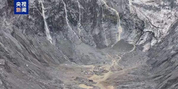 जहां बर्फ की चट्टान गिरी उस स्थान का सेटेलाइट तस्वीर जहां बर्फ की चट्टान गिरी उस स्थान का सेटेलाइट तस्वीर