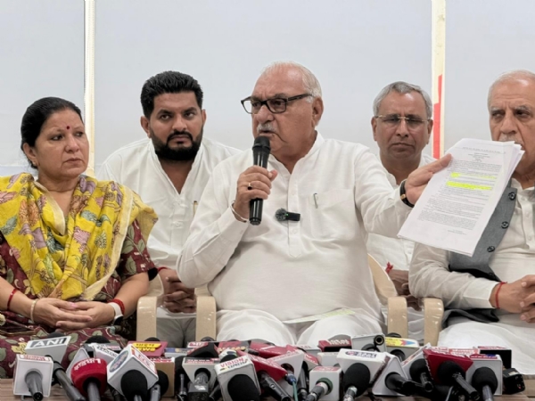 हरियाणा के पूर्व मुख्यमंत्री भूपेंद्र हुड्डा चंडीगढ़ में पत्रकाराें से बातचीत करते हुए हरियाणा के पूर्व मुख्यमंत्री भूपेंद्र हुड्डा चंडीगढ़ में पत्रकाराें से बातचीत करते हुए