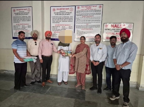 पाकिस्तान रवाना करने से पहले सीजेएम गुरप्रीत कौर ने युवक को मिठाई, फल और कपड़े देते हुए। पाकिस्तान रवाना करने से पहले सीजेएम गुरप्रीत कौर ने युवक को मिठाई, फल और कपड़े देते हुए।