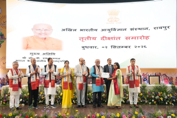 उपराष्ट्रपति ने विभिन्न संकायों के मेधावी छात्र-छात्राओं को उनकी उत्कृष्ट शैक्षणिक उपलब्धियों के लिए स्वर्ण पदक और प्रमाण पत्र प्रदान कर सम्मानित किया