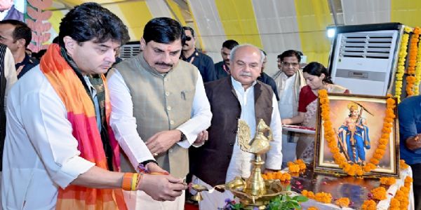 ग्वालियर में बलराम जयंती महोत्सव का शुभारंभ करते हुए केन्द्रीय मंत्री सिंधिया और मुख्यमंत्री मोहन यादव