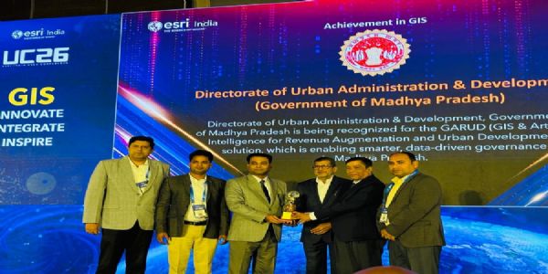 अवार्ड लेते हुए मप्र नगरीय विकास एवं आवास विभाग आयुक्त संकेत भोंडवे अवार्ड लेते हुए मप्र नगरीय विकास एवं आवास विभाग आयुक्त संकेत भोंडवे