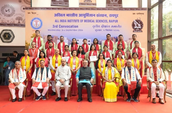 उपराष्ट्रपति ने विभिन्न संकायों के मेधावी छात्र-छात्राओं को उनकी उत्कृष्ट शैक्षणिक उपलब्धियों के लिए स्वर्ण पदक और प्रमाण पत्र प्रदान कर सम्मानित किया
