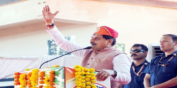 नीमच में सेवा से संकल्प अभियान के अभिनंदन कार्यक्रम को संबोधित करते हुए मुख्यमंत्री डॉ. यादव नीमच में सेवा से संकल्प अभियान के अभिनंदन कार्यक्रम को संबोधित करते हुए मुख्यमंत्री डॉ. यादव