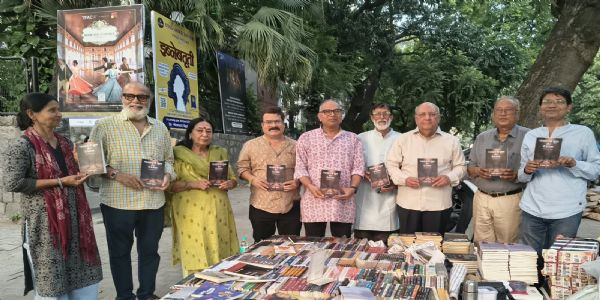 संगीत नाटक अकादमी के उपसचिव सुमन कुमार के साथ अन्य लोग मौजूद। संगीत नाटक अकादमी के उपसचिव सुमन कुमार के साथ अन्य लोग मौजूद।