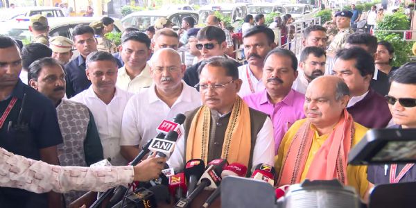 हवाई अड्डे पर पत्रकारों से बातचीत करते हुए छत्तीसगढ के मुख्यमंत्री हवाई अड्डे पर पत्रकारों से बातचीत करते हुए छत्तीसगढ के मुख्यमंत्री