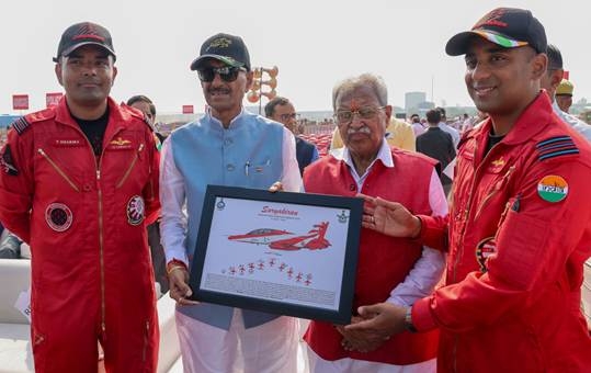 एयर शो के दौरान पायलटों को उत्साहित करते जनप्रतिनिधि एयर शो के दौरान पायलटों को उत्साहित करते जनप्रतिनिधि