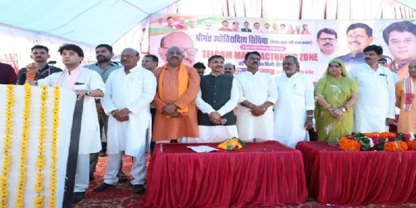 केन्द्रीय मंत्री सिंधिया ने ग्वालियर में स्थापित होने वाले एशिया के पहले टेलीकॉम मैन्युफैक्चरिंग ज़ोन का किया निरीक्षण