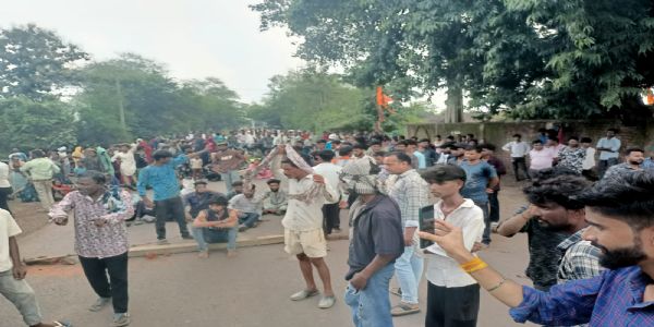जबलपुरः युवक की हत्या के बाद सिहोरा-मझगवां रोड पर जाम, आरोपियों की गिरफ्तारी की मांग