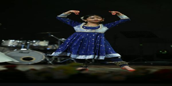 घुंघरुओं की झंकार से गूंजा चक्रधर समारोह, आहाना ने कथक से मोहा मन