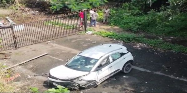 मुरे कंपनी पुल से 25 फीट नीचे गिरी कार, दो युवक घायल