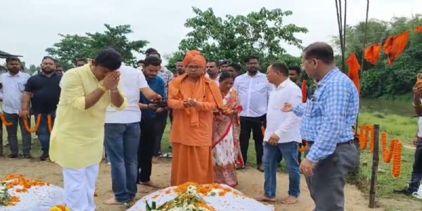 भारी बारिश के बीच एबीवीपी ने राजेश और तापस की समाधि तक निकाली पदयात्रा