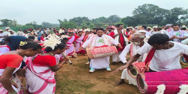 करमा पूर्व संध्या पर गूंजे पारंपरिक गीत-संगीत