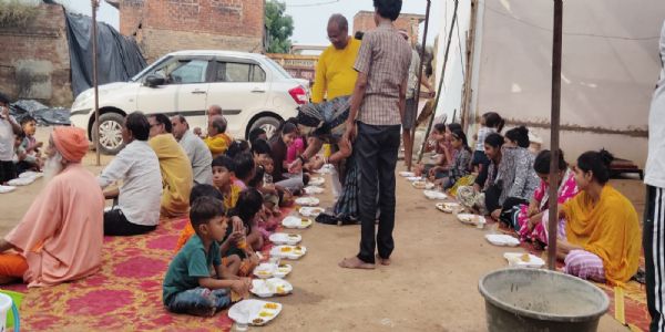 औरैया : गणेश विसर्जन से पहले भंडारे में उमड़ी श्रद्धालुओं की भीड़