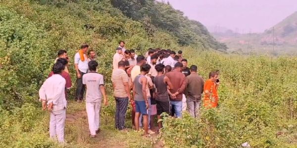 झाड़ियों में मिला वासेपुर के युवक का शव
