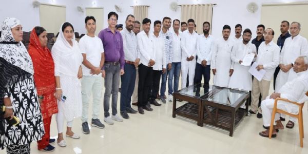 बिहार प्रदेश शिक्षा सेवक, तालिमी मरकज संघ ने नीतीश कुमार काे साैंपा चार सूत्री मांग पत्र