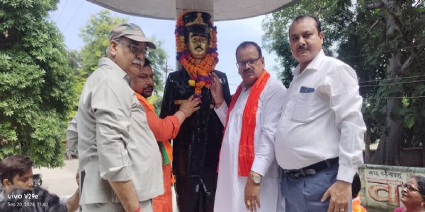 भाजपा नेताओं ने शहीदों को नमन कर अर्पित की पुष्पांजलि