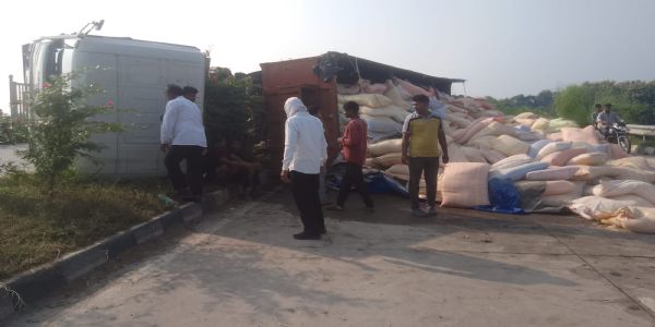 टायर फटने से पशु आहार लदा ट्रक हाईवे पर पलटा, चालक-खलासी बाल-बाल बचे