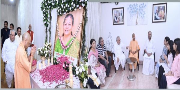 पूर्व राज्यपाल कलराज के घर पहुंचे मुख्यमंत्री याेगी, उनकी पत्नी के निधन पर जताया शोक