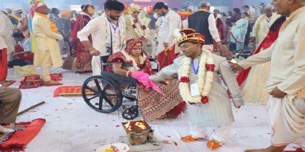 दिव्यांगता नहीं रोक पाई सपनों की डोली, 50 जोड़ों ने थामा एक-दूसरे का हाथ