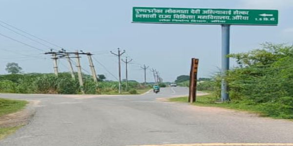हाईगेज टूटने से ओवरलोड वाहनों की आवाजाही बढ़ी, रेलवे क्रॉसिंग पर लग रहा जाम