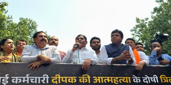 आआप पार्षद के खिलाफ प्रदर्शन के दौरान कई भाजपा नेता हिरासत में