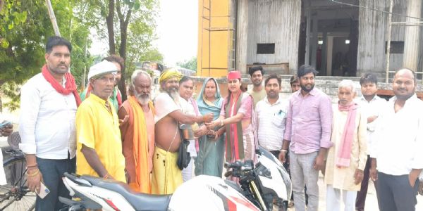 गांव-गांव पहुंचीं रंजना पाल, सुख-दुख में शामिल होकर लोगों से किया संवाद