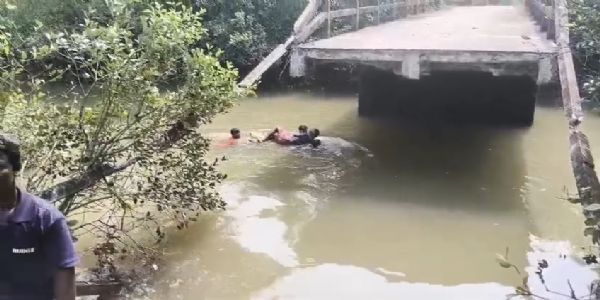 पांच साल में ही ढह गया 32 लाख का पुल