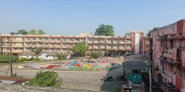 करंट की चपेट में आए युवक की मौत पर भड़के परिजन, जूनियर डॉक्टरों संग जमकर मारपीट