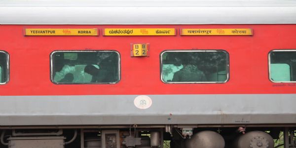 रेलवे की लेटलतीफी से यात्री परेशान, वैनगंगा सुपरफास्ट करीब पांच घंटे लेट