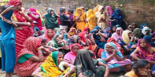 कमरे में फंदे से लटकता मिला विवाहिता का शव