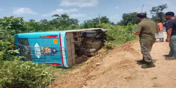 बीजापुर से तेलंगाना जा रही बस गुंडम में पलटी, 16 यात्री घायल