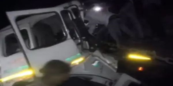 सिवनीः लखनादौन में ट्रक से टकराया ट्राला, केबिन में फंसे चालक को गेट तोड़कर निकाला