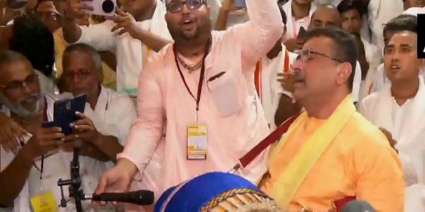 राधाष्टमी पर गौड़ीय मिशन पहुंचे मुख्यमंत्री शुभेंदु अधिकारी, लिया राधारानी का आशीर्वाद