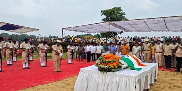 राजकीय सम्मान के साथ पूर्व मंत्री विमला प्रधान का हुआ अंतिम संस्कार, बड़े पुत्र ने दी मुखाग्नि
