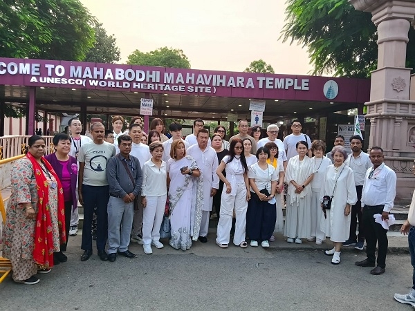 बिहार के महाबोधि मंदिर के दर्शन काे पहुंचे थाईलैंड के 28 सदस्यीय प्रतिनिधिमंडल बिहार के महाबोधि मंदिर के दर्शन काे पहुंचे थाईलैंड के 28 सदस्यीय प्रतिनिधिमंडल