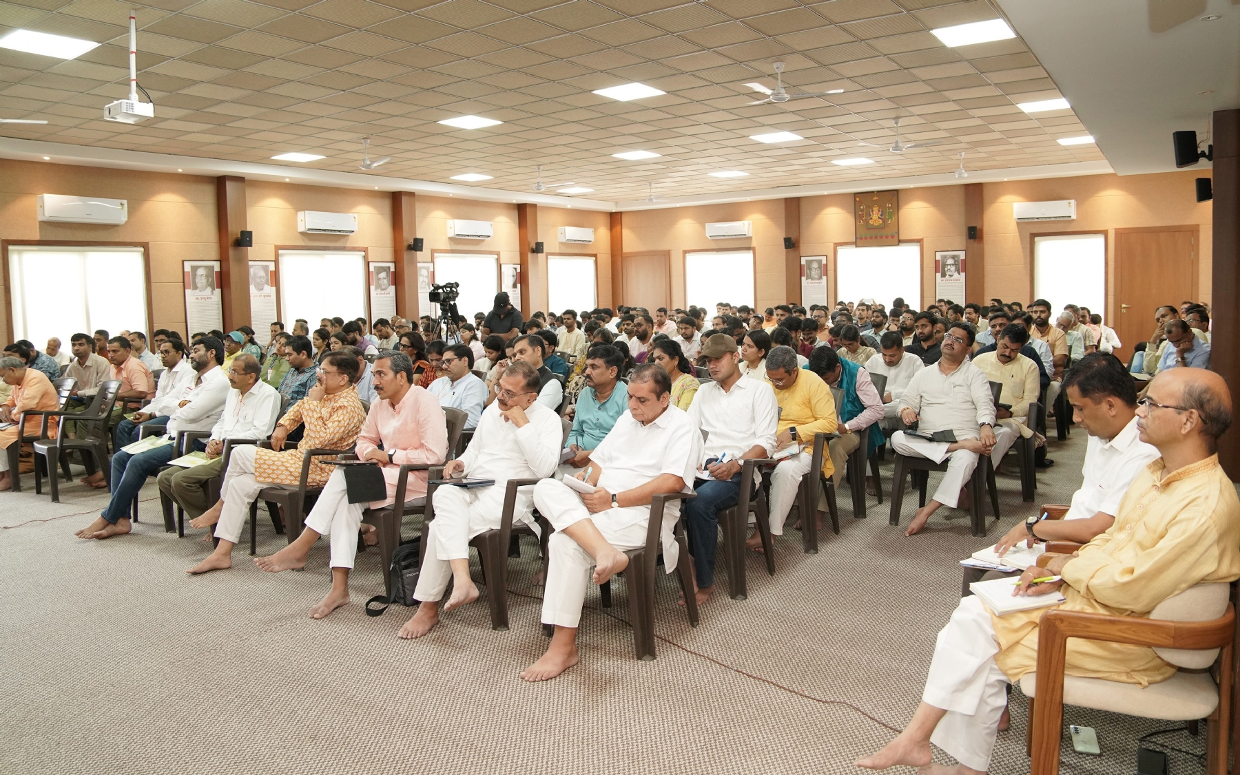 राष्ट्रीय संस्थान छात्र संवाद में 250 विद्यार्थियों व प्राध्यापकों ने लिया भाग, जिज्ञासाओं का सरकार्यवाह ने किया समाधान राष्ट्रीय संस्थान छात्र संवाद में 250 विद्यार्थियों व प्राध्यापकों ने लिया भाग, जिज्ञासाओं का सरकार्यवाह ने किया समाधान