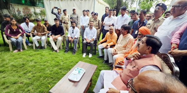बिहार के सोशल मीडिया इन्फ्लुएंसर दल से संवाद करते हुए मुख्यमंत्री डॉ. मोहन यादव बिहार के सोशल मीडिया इन्फ्लुएंसर दल से संवाद करते हुए मुख्यमंत्री डॉ. मोहन यादव