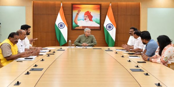 रेल मंत्री अश्विनी वैष्णव सोमवार को केरलम के सांसदों के साथ बैठक करते हुए रेल मंत्री अश्विनी वैष्णव सोमवार को केरलम के सांसदों के साथ बैठक करते हुए
