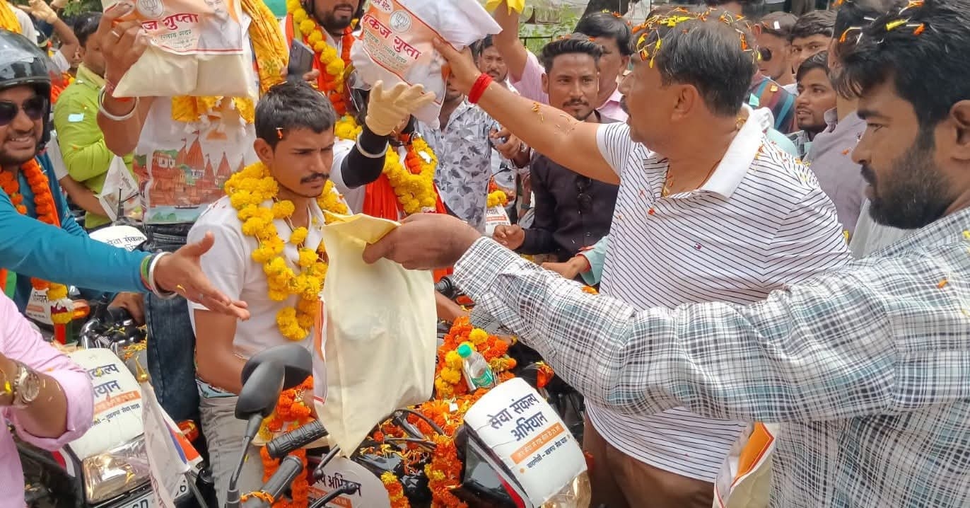 यात्रा का स्वागत करते हुए विधायक पंकज गुप्ता यात्रा का स्वागत करते हुए विधायक पंकज गुप्ता