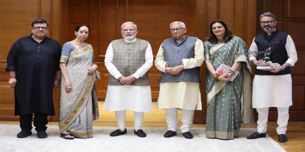 पूर्व राज्यसभा सदस्य प्रियंका चतुर्वेदी के पिता पुरुषोत्तम चतुर्वेदी सोमवार को परिवार सहित प्रधानमंत्री नरेन्द्र मोदी को ब्रज की सांस्कृतिक विरासत पर लिखी अपनी पुस्तक भेंट करने के दौरान पूर्व राज्यसभा सदस्य प्रियंका चतुर्वेदी के पिता पुरुषोत्तम चतुर्वेदी सोमवार को परिवार सहित प्रधानमंत्री नरेन्द्र मोदी को ब्रज की सांस्कृतिक विरासत पर लिखी अपनी पुस्तक भेंट करने के दौरान