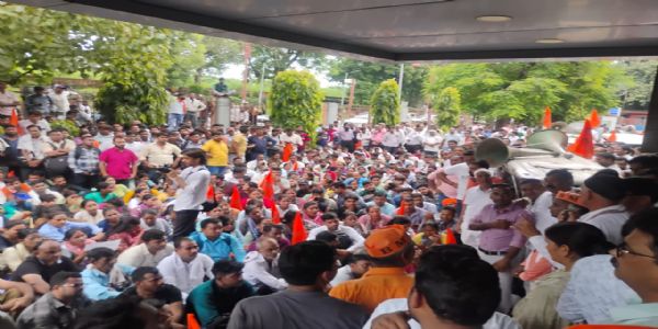 लखनऊ : परिवहन कर्मचारियों का लखनऊ में धरना, 17 सूत्रीय मांगों का ज्ञापन सौंपा