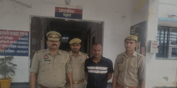 हाथरस: पुलिस ने 20 साल से फरार चल रहे 25 हजार के इनामी बदमाश काे गिरफ्तार किया
