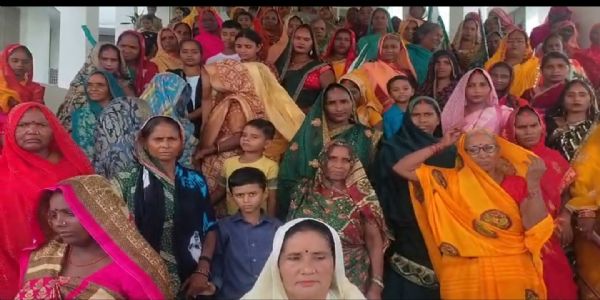 अमेठी में महिलाओं का प्रदर्शन, योजनाओं की जमीनी हकीकत पर उठाए सवाल