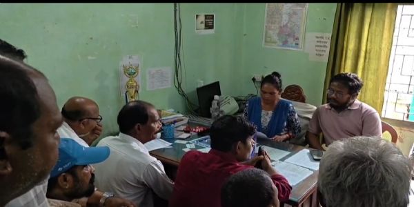 सात सूत्रीय मांगों को लेकर कांग्रेस ने ग्राम पंचायत को सौंपा ज्ञापन