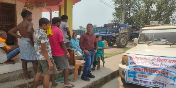 बाढ़ का पानी उतरते ही स्वास्थ्य विभाग अलर्ट, जलजनित बीमारियों से बचाव के लिए छिड़का जा रहा ब्लीचिंग पाउडर
