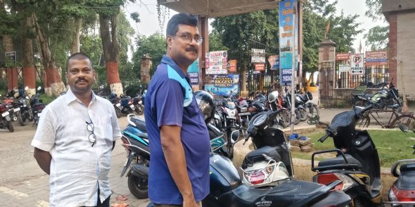 सैंडिस कंपाउंड में वाहन पार्किंग शुल्क से बढ़ी परेशानी, हो रही हेलमेट और बाइक चोरी